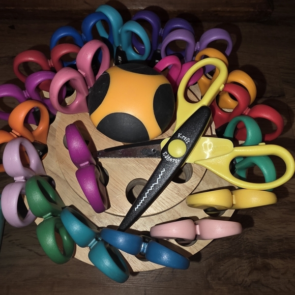 Craft Supplies Vibrant Kids Spinning Caddy Scissors Set - Picture 1 of 3